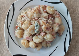 Gnocchi s nivou, šunkou a zelím