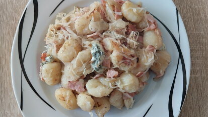 Gnocchi s nivou, šunkou a zelím