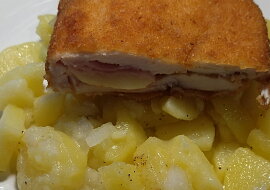 Kuřecí Cordon Bleu (S plaveným zemiakovým šalátom skvelé)
