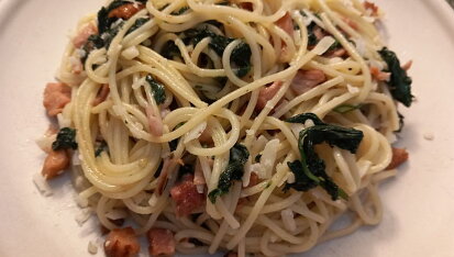 Špagety se slaninou, čerstvým špenátem a parmezánem