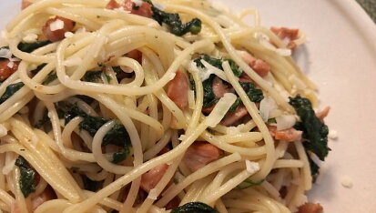 Špagety se slaninou, čerstvým špenátem a parmezánem