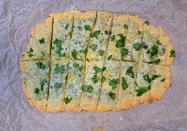 Sýrová pizza na celerovém těstě