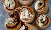Měkké skořicové šneky (Cinnamon rolls)