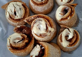 Měkké skořicové šneky (Cinnamon rolls)