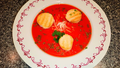 Polévka z červené řepy a žluté cukety