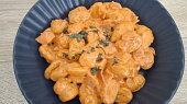 Rychlé gnocchi s kuřecím masem v rajčatové omáčce