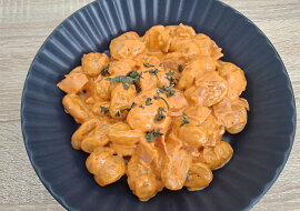 Rychlé gnocchi s kuřecím masem v rajčatové omáčce
