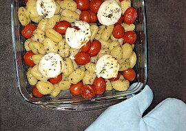 Caprese salát s křupavými gnocchi