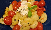 Caprese salát s křupavými gnocchi