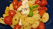 Caprese salát s křupavými gnocchi