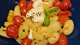 Caprese salát s křupavými gnocchi