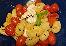 Caprese salát s křupavými gnocchi