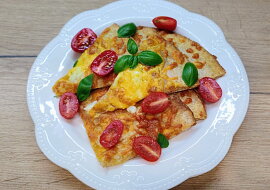 Česneková chlebová placka z tortill