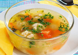 Vydatný kuřecí vývar s drožďovými knedlíčky