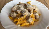 Dýňové „mac and cheese" s kuřecím masem (Dýňový "mac and cheese" s kuřecím masem)