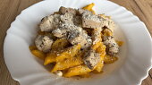 Dýňové „mac and cheese" s kuřecím masem (Dýňový "mac and cheese" s kuřecím masem)