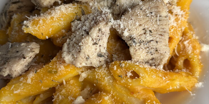 Dýňové „mac and cheese" s kuřecím masem