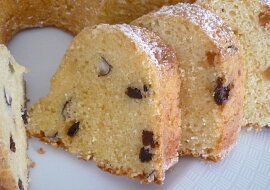 Bábovka s tvarohem (Navíc v těstě směs nasekaných oříšků, rozinek a kandované kůry.)