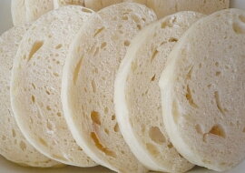 Těsto na houskový knedlík z pekárny (Přidávala jsem navíc cca 80-90 ml mléka, droždí stačí půl kostky.)