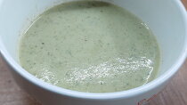 Brokolicovo-květáková polévka s pestem z medvědího česneku