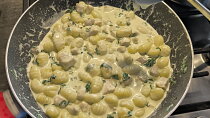 Gnocchi s kuřecím masem, špenátem a sýrovo-smetanovou omáčkou