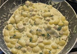 Gnocchi s kuřecím masem, špenátem a sýrovo-smetanovou omáčkou