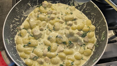 Gnocchi s kuřecím masem, špenátem a sýrovo-smetanovou omáčkou