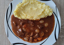 Pomalu tažené hovězí po burgundsku