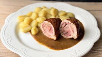 Vepřové roládky s cibulovo-houbovou omáčkou