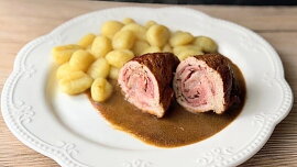 Vepřové roládky s cibulovo-houbovou omáčkou