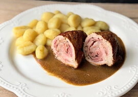 Vepřové roládky s cibulovo-houbovou omáčkou