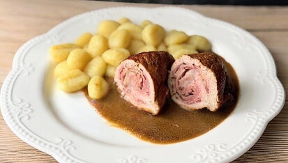 Vepřové roládky s cibulovo-houbovou omáčkou
