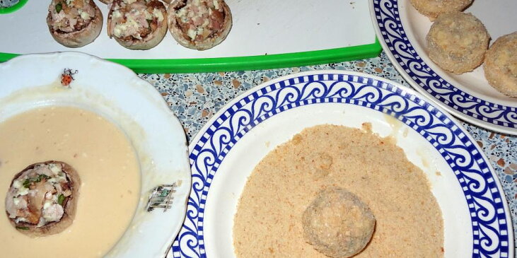 Smažené žampiony plněné nivou a kuřecím masem