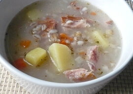 Uzená polévka s kroupami (Bez masoxu, lehce zahuštěno tzv. suchou jíškou.)