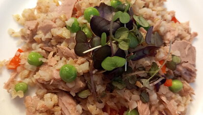 Bulgur s tuňákem, hráškem a paprikou