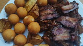 Vepřová játra v pikantní zelenině (Játra s kroketami a zbytkem opékaných brambor...)