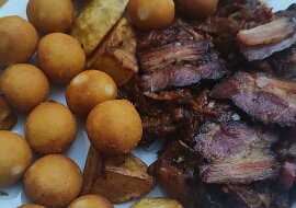 Vepřová játra v pikantní zelenině (Játra s kroketami a zbytkem opékaných brambor...)
