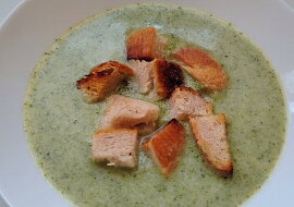 Brokolicová polévka s chlebovými krutony