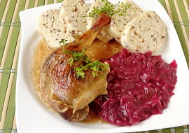 Pečená kachna s celozrnným knedlíkem
